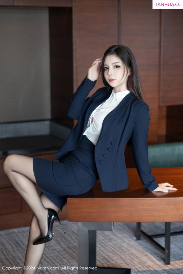 小蛮妖  [XiuRen]高清写真图 2024.08.26 No.9065 小蛮妖Yummy 黑丝美腿第2张图片